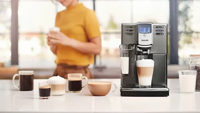 Ile kalorii ma kawa z mlekiem i cukrem? Zaskakujące fakty o kaloriach