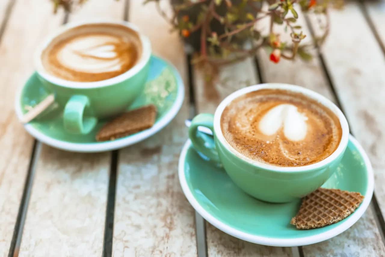 Ile kalorii ma kawa rozpuszczalna z mlekiem i cukrem? Sprawdź!