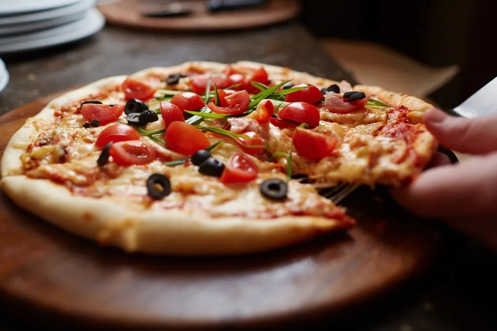 Ile kalorii ma jeden kawałek pizzy margherita? Zaskakujące fakty!