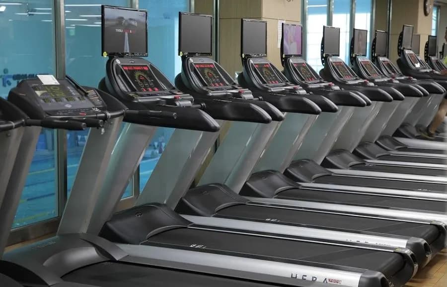 Czy bieżnia odchudza brzuch? Sprawdź skuteczne metody na fat loss