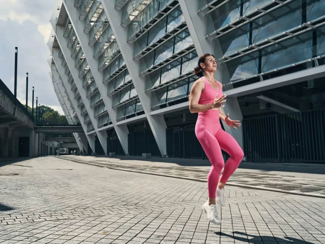 Czy bieganie w miejscu odchudza? Sprawdź, jak skutecznie schudnąć